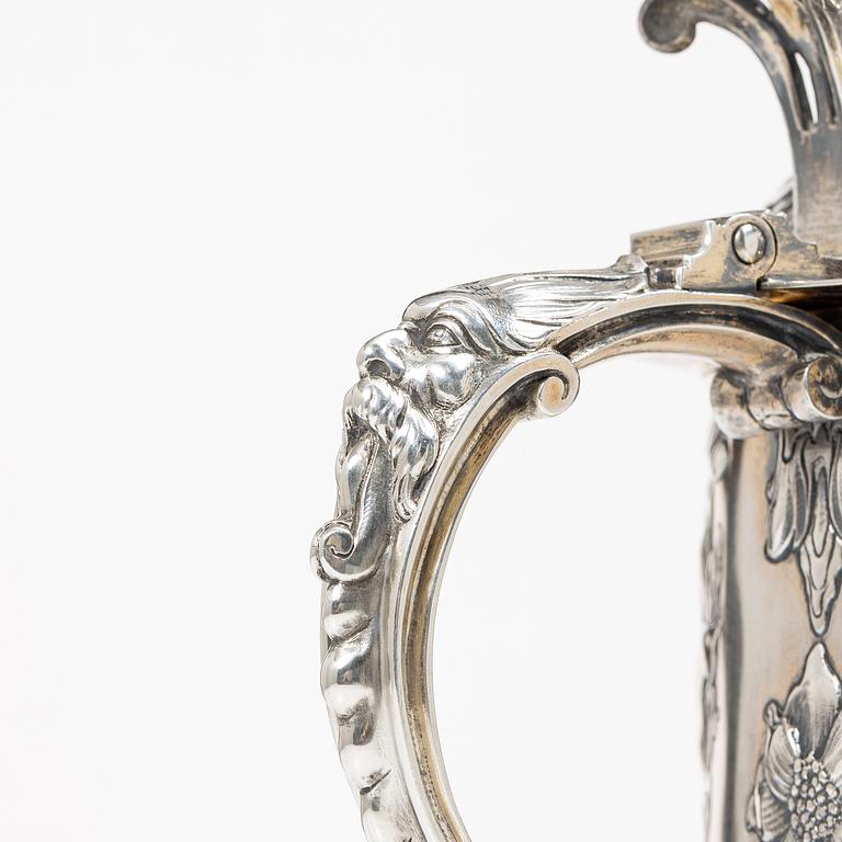 C.G. Hallberg, Dryckeskanna, silver, Stockholm 1903.