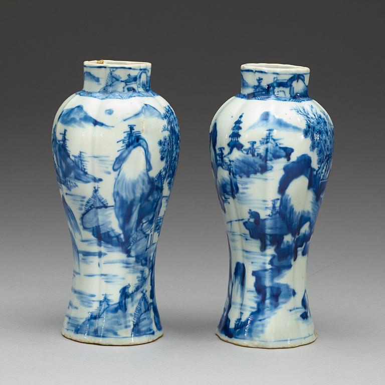 A matched pair of blue and white vases, Qing dynasty, Kangxi (1662-1722).