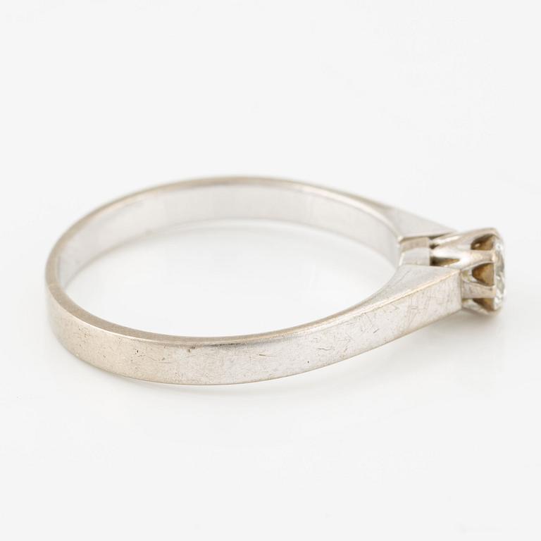 Ring, 18K vitguld med briljantslipad diamant.