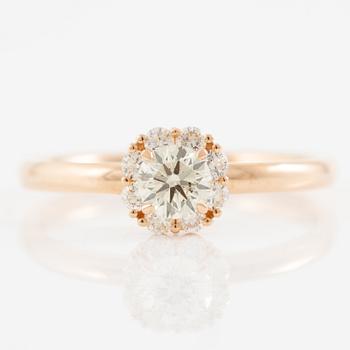 Ring in 18K gold set with brilliant-cut diamonds.