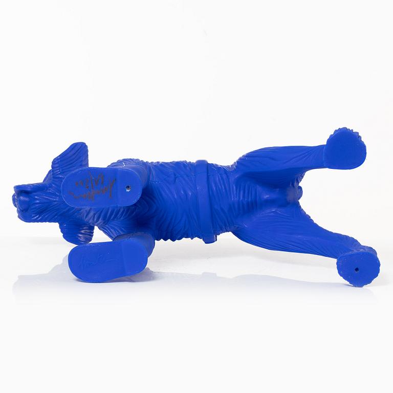 William Sweetlove, "Cloned Schnauzer with water bottle". (Blue).