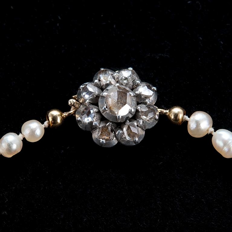 A PEARL NECKLACE, Oriental pearls 3,5 - 5 mm.