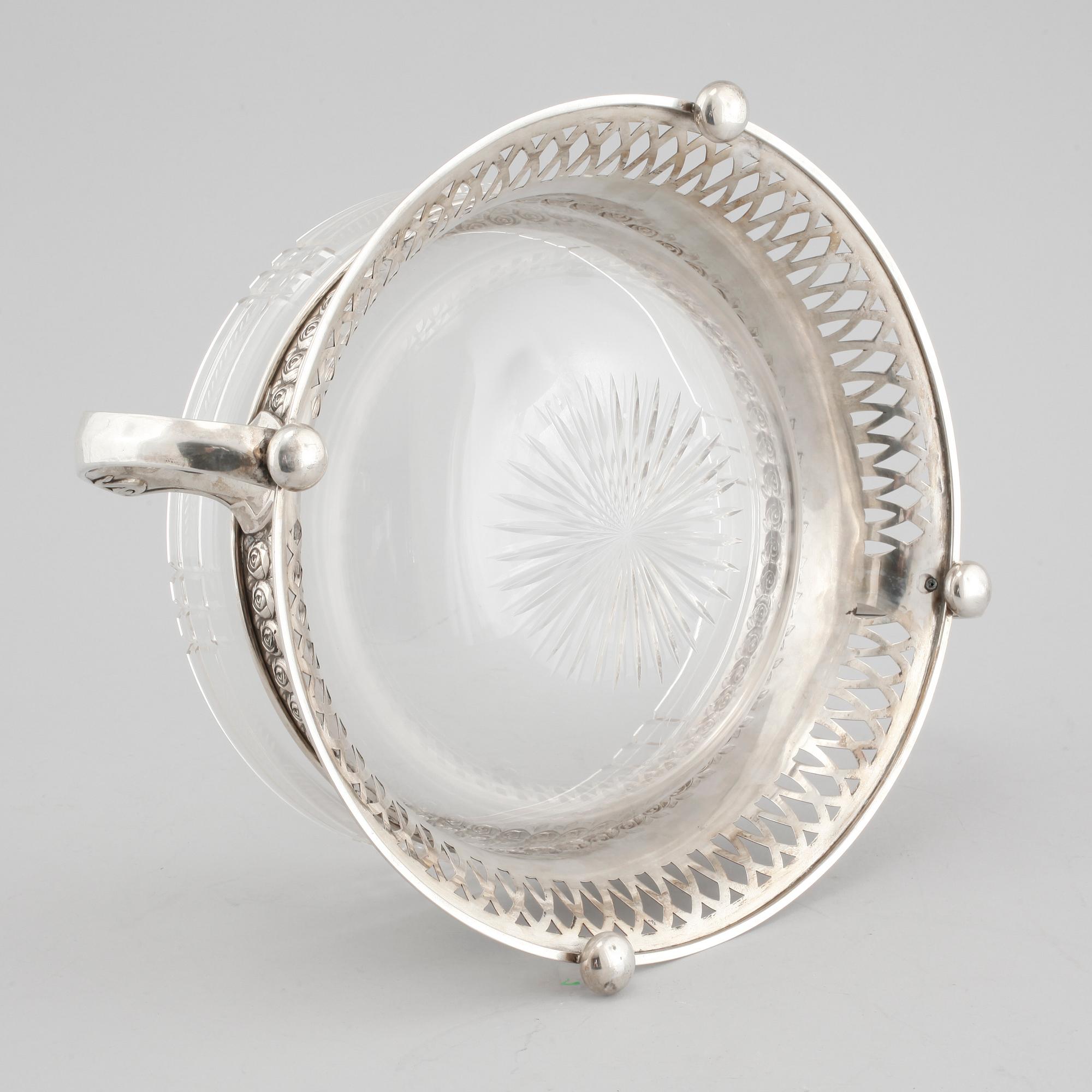 A silver and glass jardiniere, with both russian and swedish importmarks, aorund year 1900, weight 520 gram.