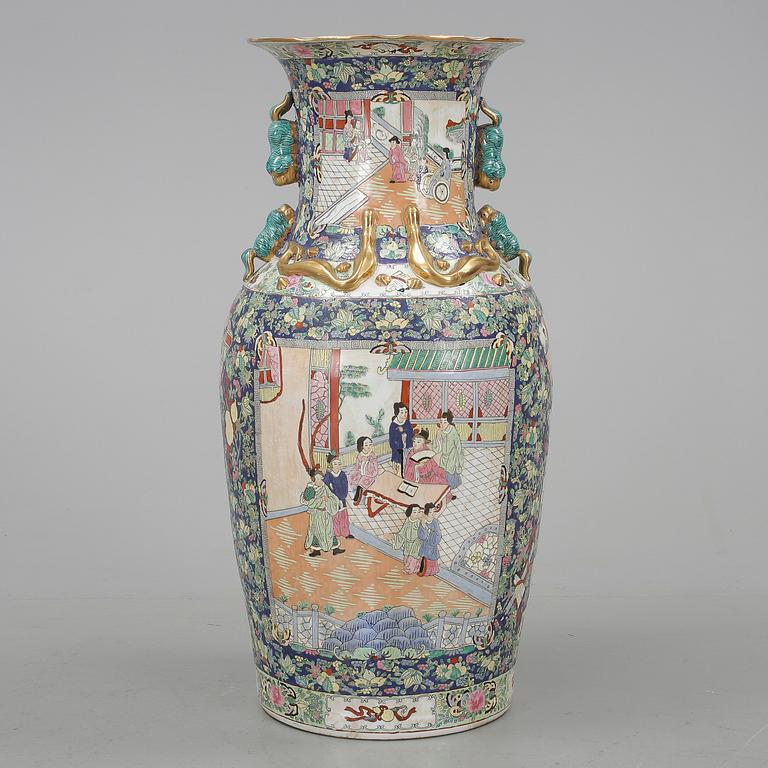 PRAKTVAS, Kina, porslin, 1900-tal.