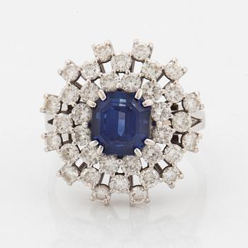 Ring, med safir ca 3.28 ct och briljantslipade diamanter, totalt ca 1.80 ct.