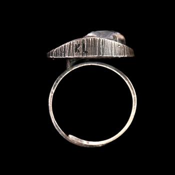 RING, sterlingsilver med fasettslipad bergkristall, Sten & Laine, Turku, Finland, 1976. Vikt 8 g.