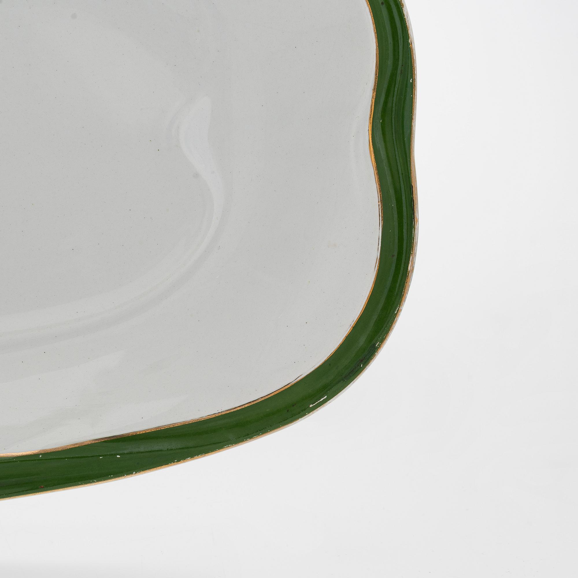 A Kuznetsov faience fish serving dish, Russia 1899-1917.