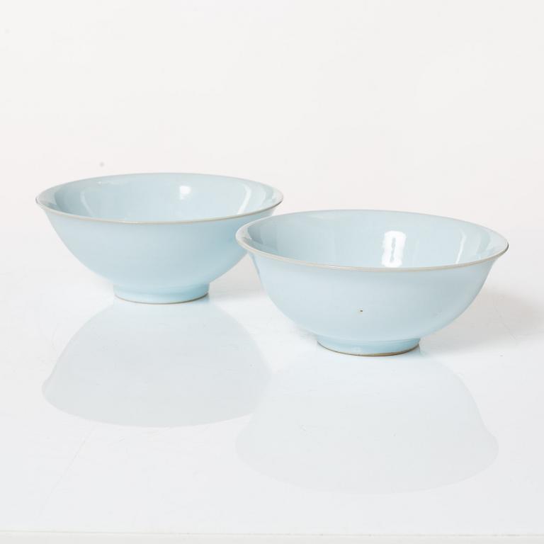 Kennet Williamsson, a set of eight ceramic pieces, signed.