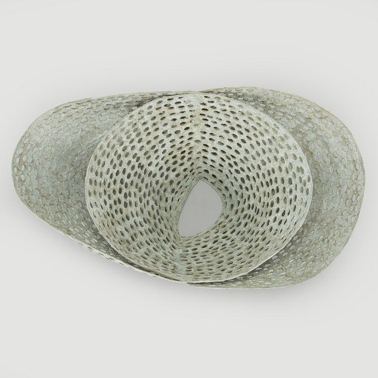 Kristina Riska, veistos, "Basket sculpture" keramiikkaa, signeerattu KR.