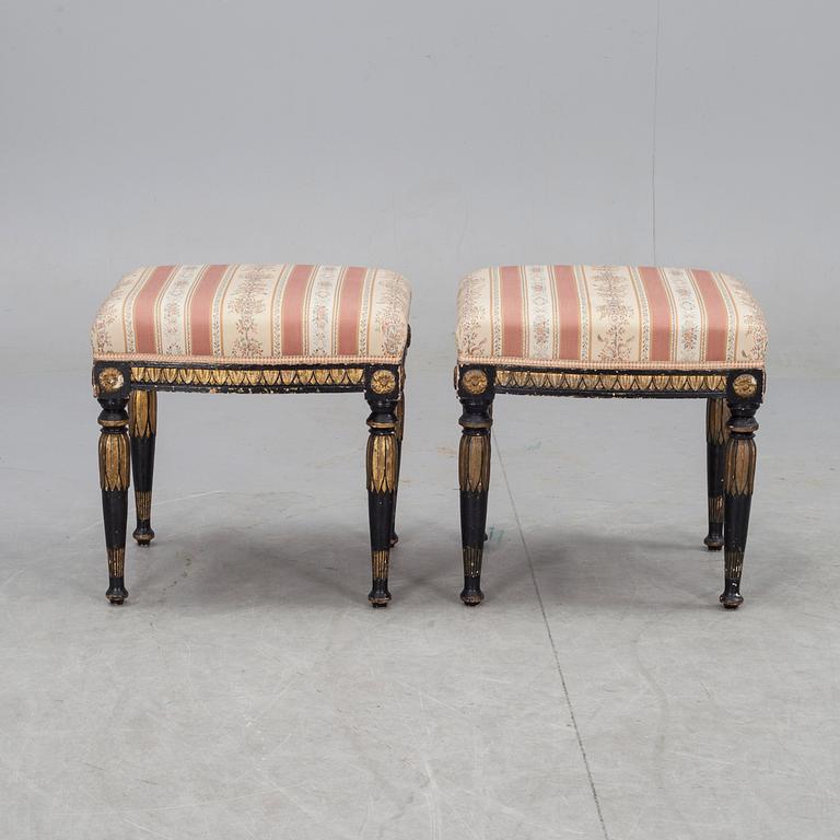 TABURETTER, ett par. Sengustavianska, omkring år 1800.