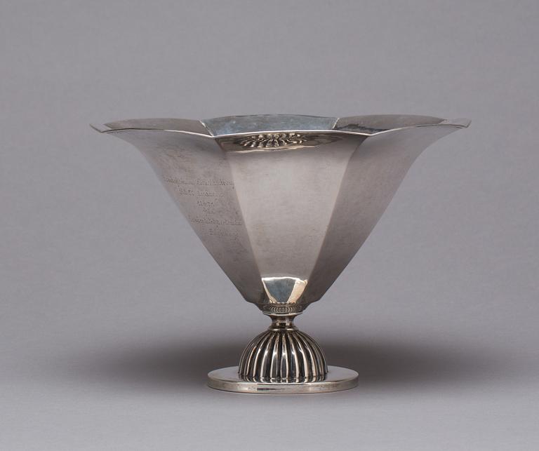 SKÅL på FOT, silver, C.G Hallberg, Stockholm, 1931, vikt ca 510g.