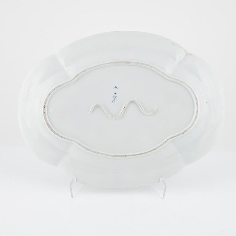 A porcelaine Zwiebelmuster serving dish, Missen like mark, around 1900.