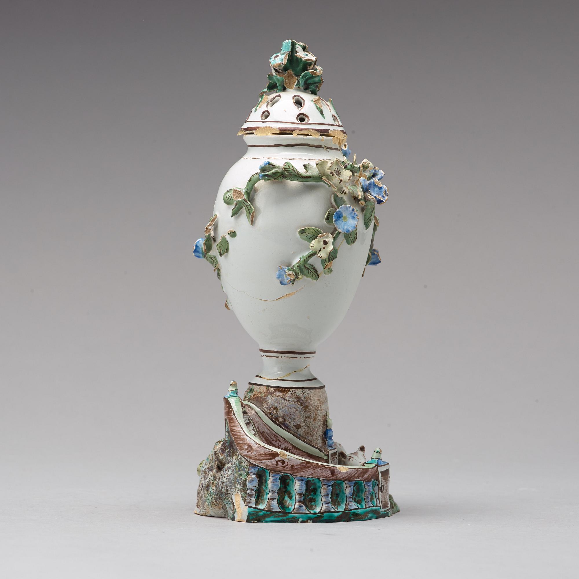 POTTPURRIURNA med LOCK, fajans. Marieberg, Ehrenreichs period, 1700-tal.