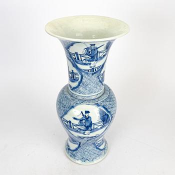 A blue and white vase, Qing dynasty, Kangxi (1662-1722).