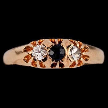 RING, 18k guld med 2 åttkantslipade diamanter samt blå safir, Falköping, 1947. Vikt 3 g.