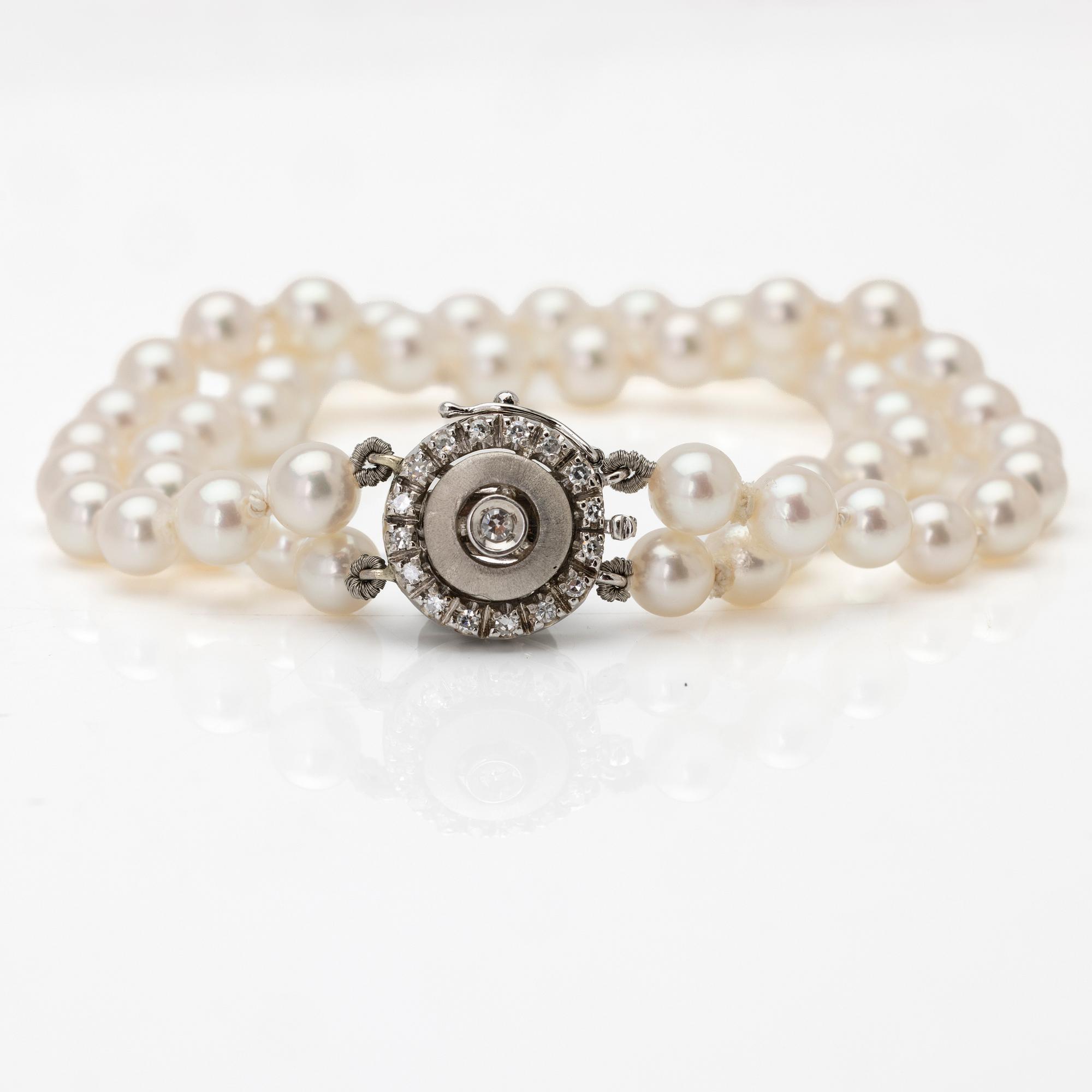Cultured pearl bracelet in 18K white gold with diamonds.