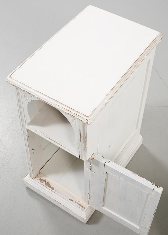 SÄNGBORD, ett par, omkring 1900-talets mitt.