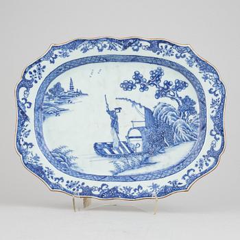 A Chinese blue and white porcelain terrine dish, Qing dynasty, Qianlong (1736-1795).