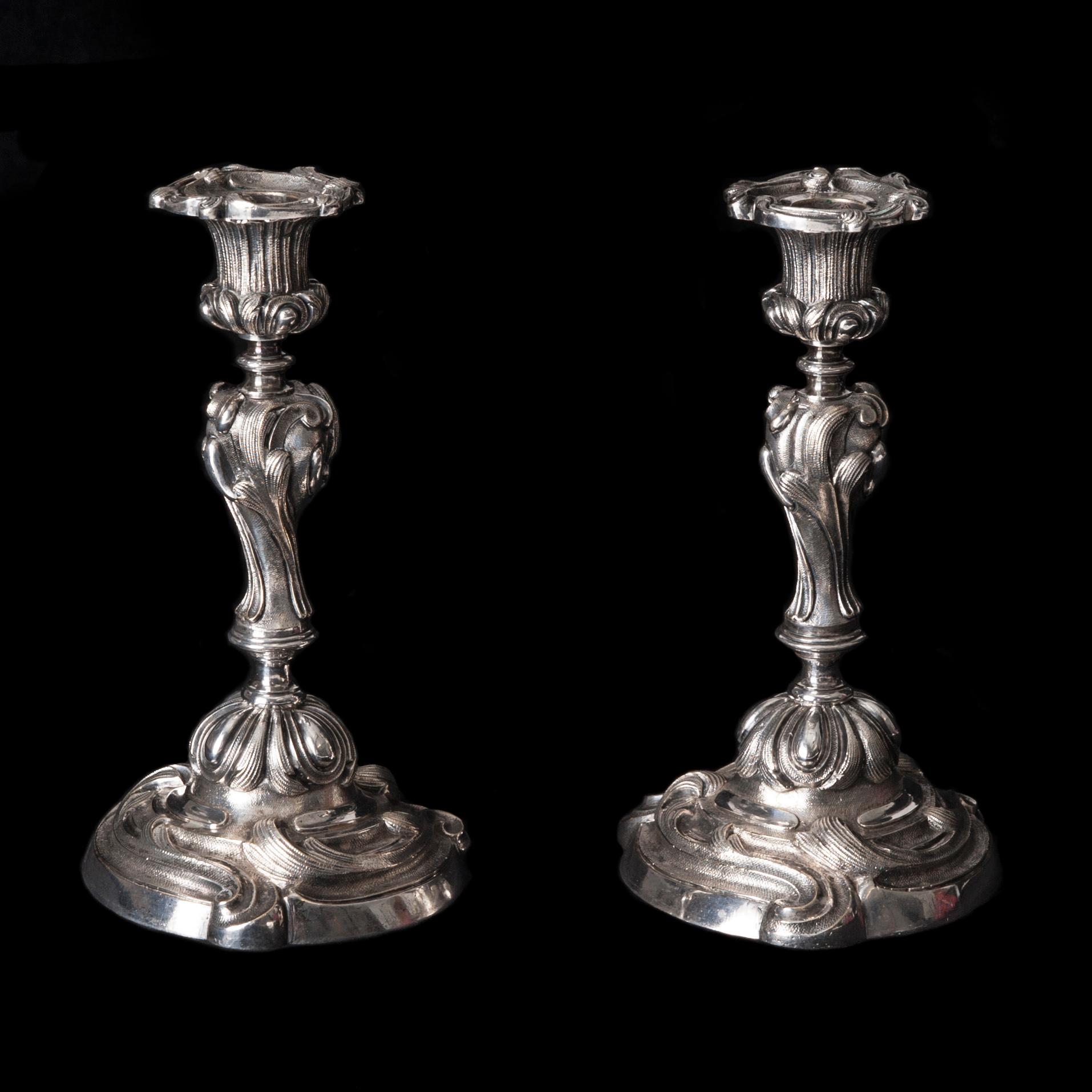 LJUSSTAKAR, ett par, vitmetall, rokokostil, 1800-talets senare hälft.