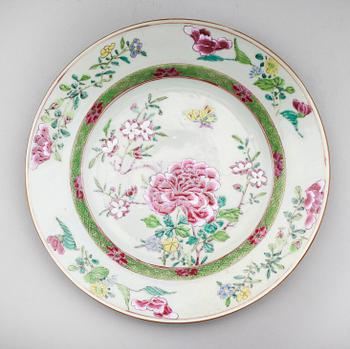 TALLRIKAR, 3 st, porslin, Qianlong 1736-1795.