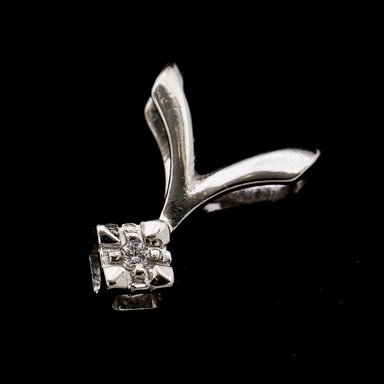 RING, 18k vitguld med pärla och 2 st briljanter. Vikt 2 g.