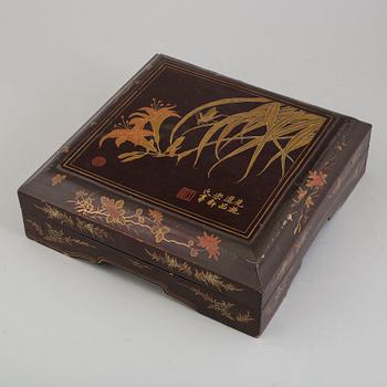 A blue and white cabaret in a lacquer box, Qing dynasty, 19th Century.