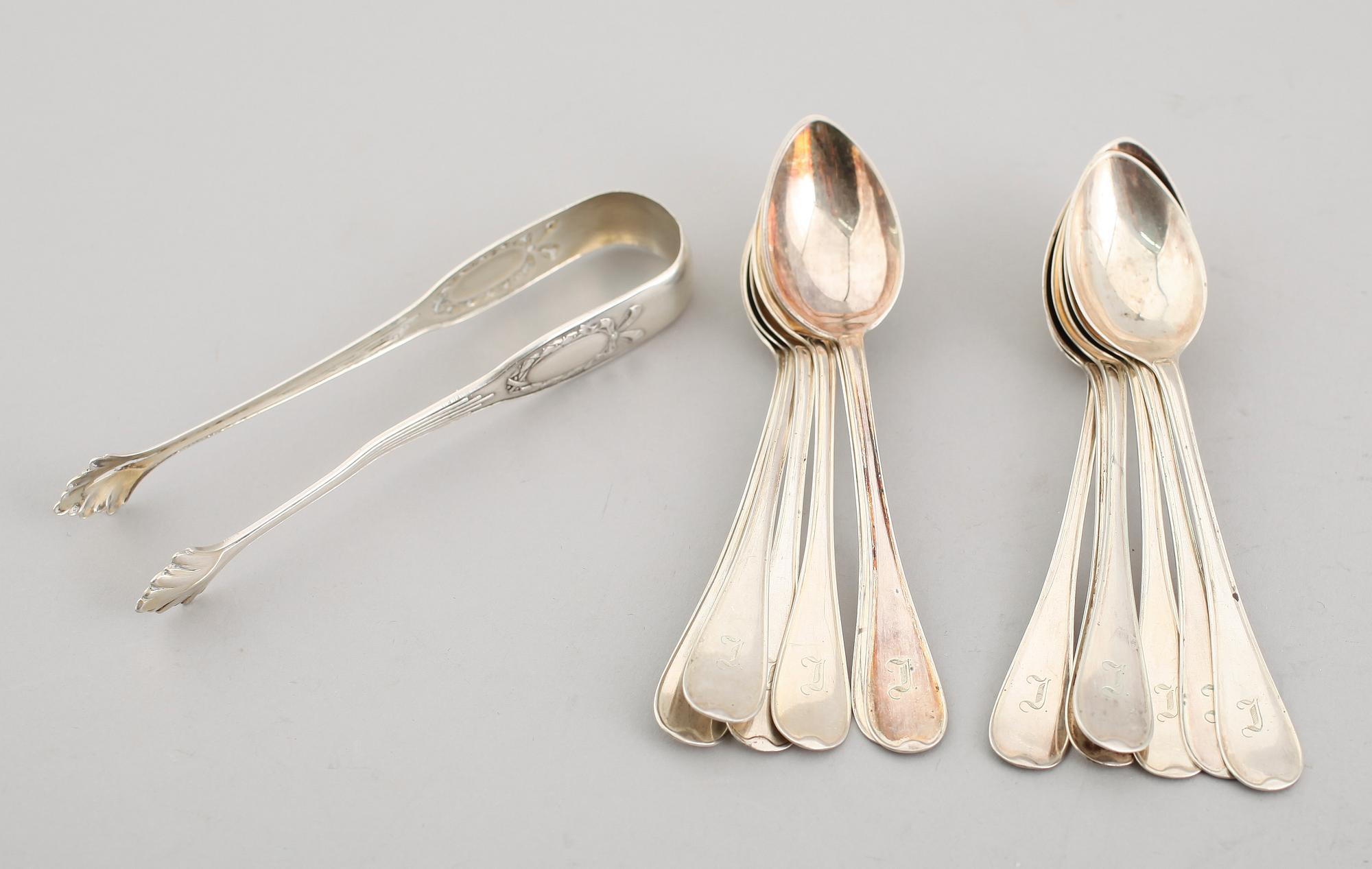 KAFFESKEDAR, 12 st samt SOCKERTÅNG, silver, 1920-tal. Vikt ca 190 gram.