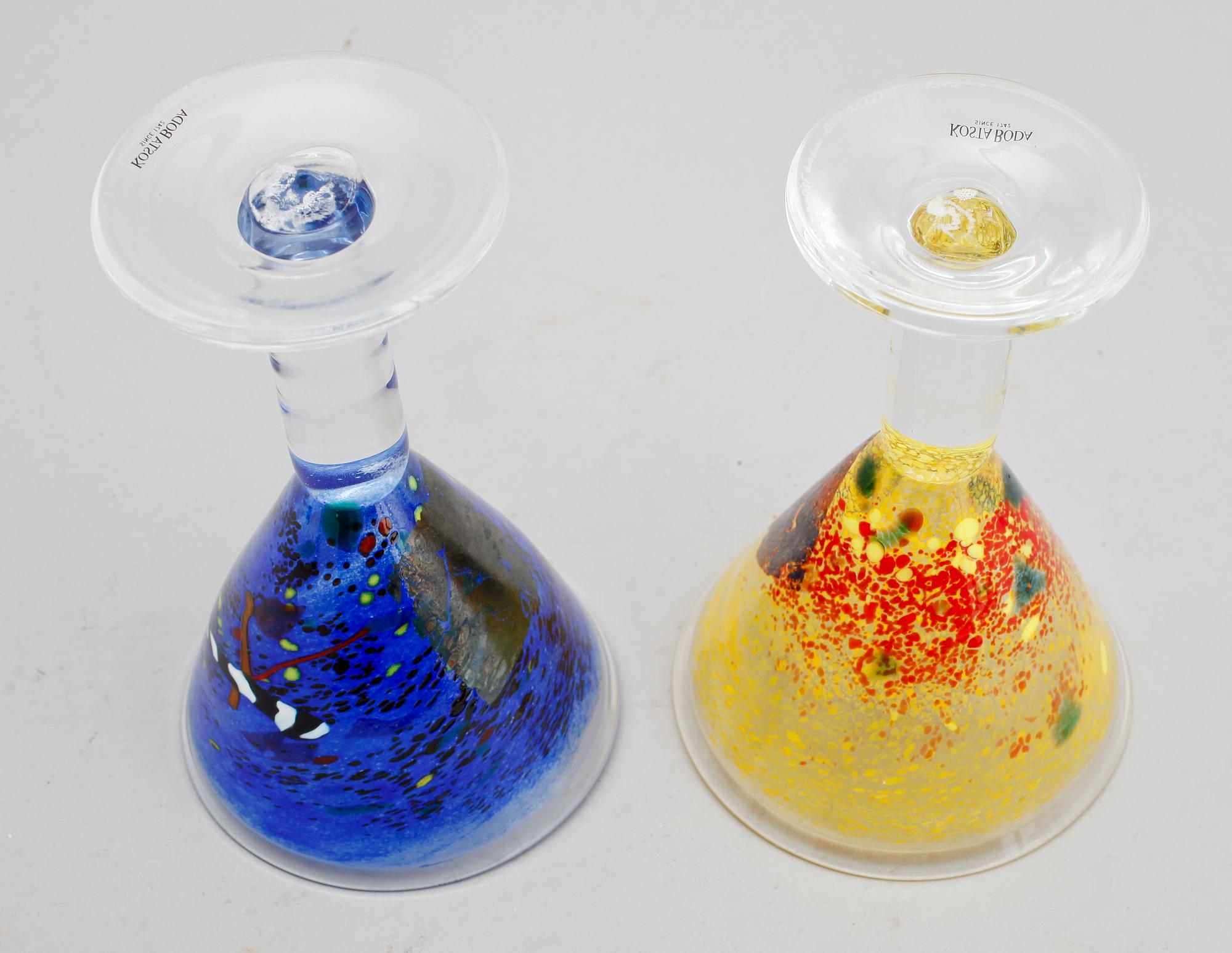 GLAS PÅ FOT, 2 st, Bertil Vallien, Kosta Boda.