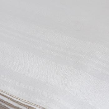 Två dukar och 7 servetter, linnedamast.