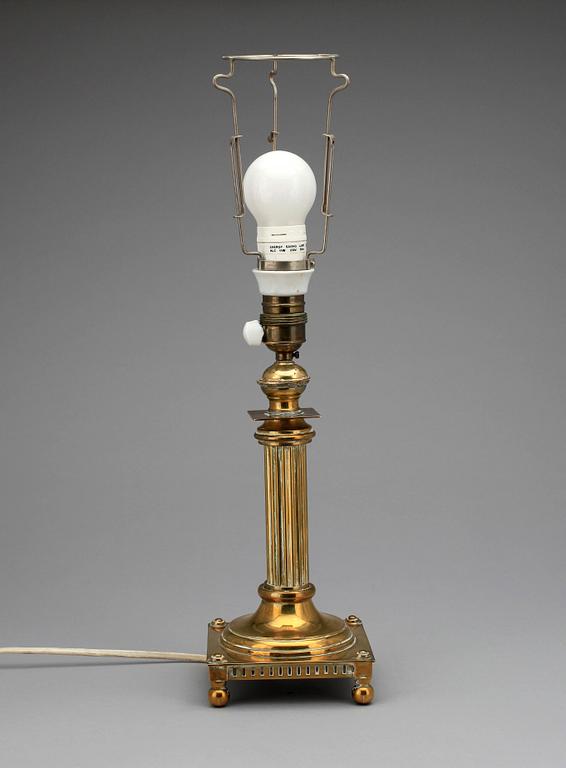 BORDSLAMPA, mässing, gustaviansk stil, 1900-talets början.