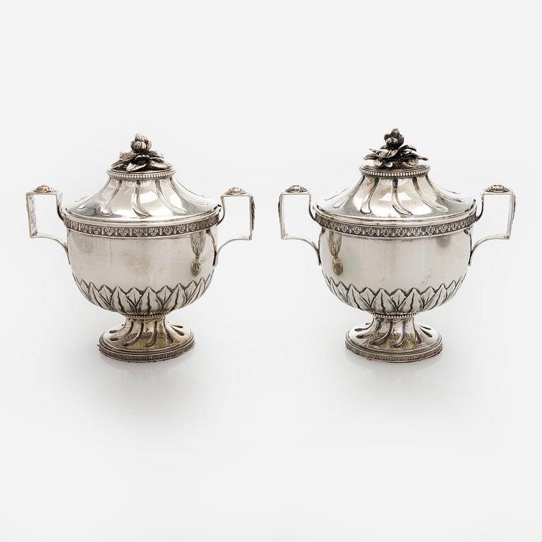 Sokerikkopari, vadit ja sirotinlusikat, hopeaa, JE Torsk, Tukholma 1902.