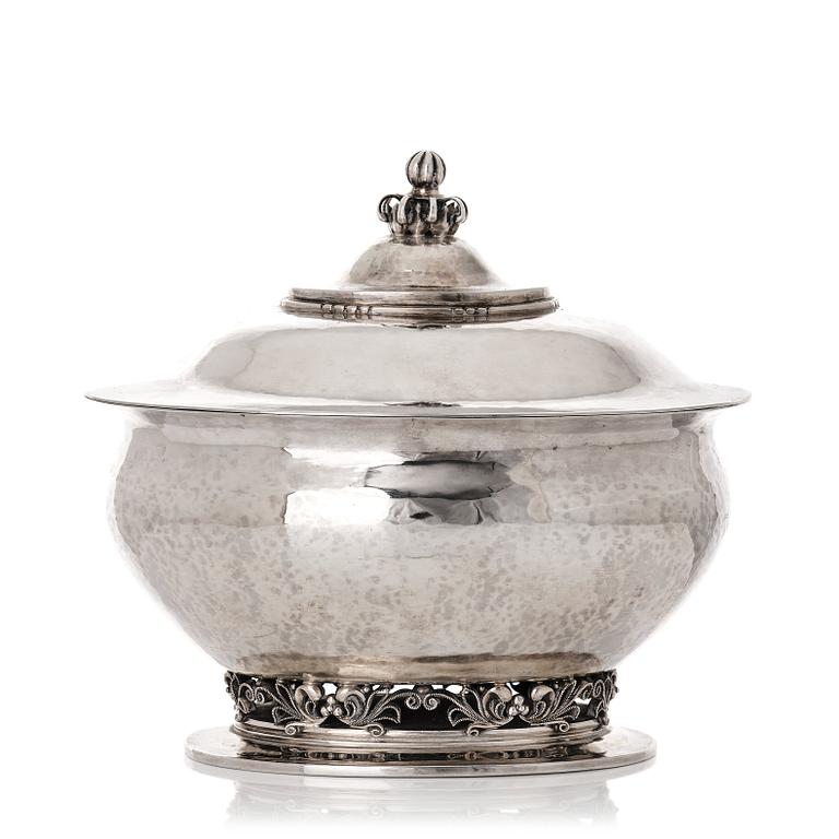 Georg Jensen, an oval 830/1000 silver box, Copenhagen 1920, design nr 317.
