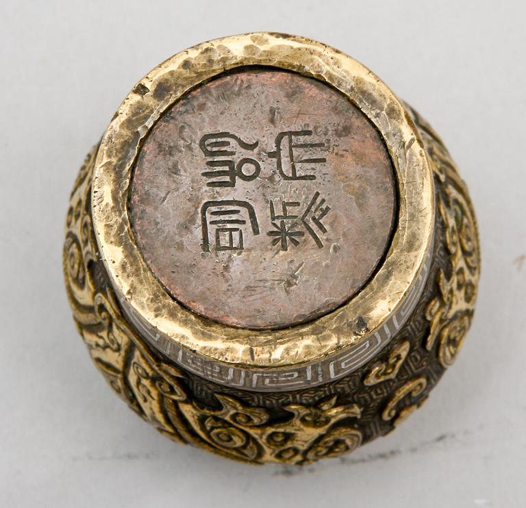 MINIATYRURNA, förgylld brons samt koppar. Arkaiserande, troligen Qing dynastin (1644-1912).