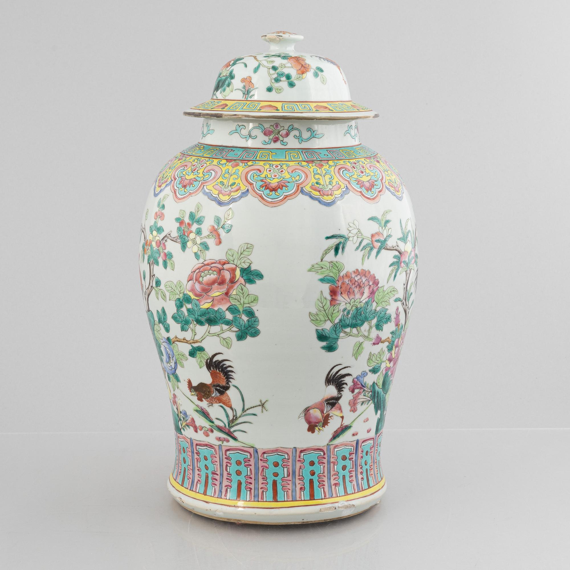 A famille rose 'rooster' jar with cover, Qing dynasty, circa 1900.