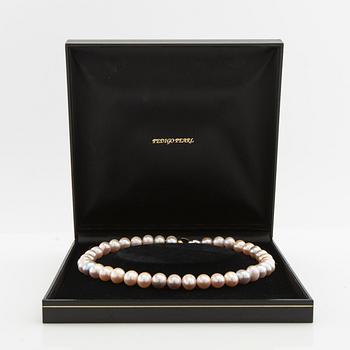 Necklace of cultured freshwater pearls with a clasp in 18K red and white gold from Georg Jensen & Wendel.