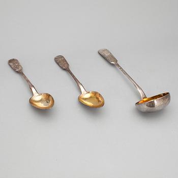 RAGUSKEDAR, 2 st samt SOPPSLEV, silver, St Petersburg 1870. Tot ca 460 gram.