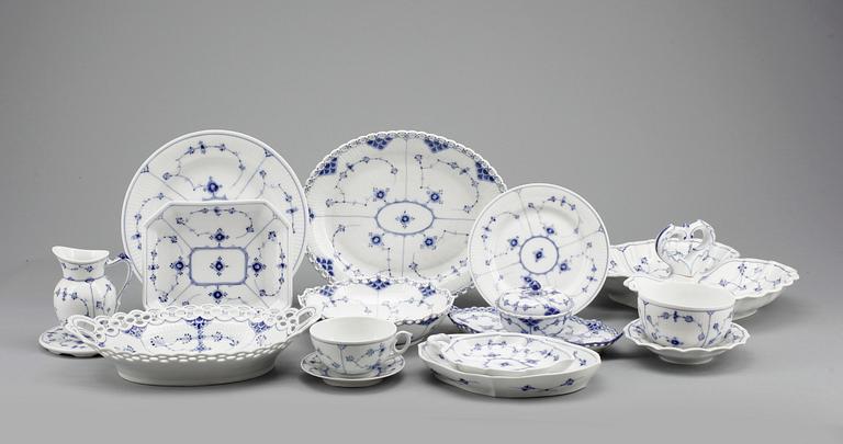 SERVISDELAR, 61 delar, "Musselmalet", Royal Copenhagen, flertal delar omkring sekelskiftet 1900.