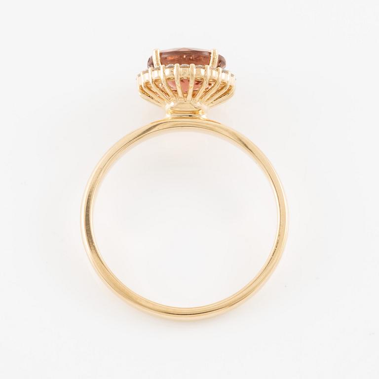 Ring in 14K gold with tourmaline and brilliant-cut diamonds.