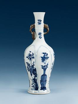 1674. A blue and white vase, Qing dynasty, Kangxi (1662-1722).