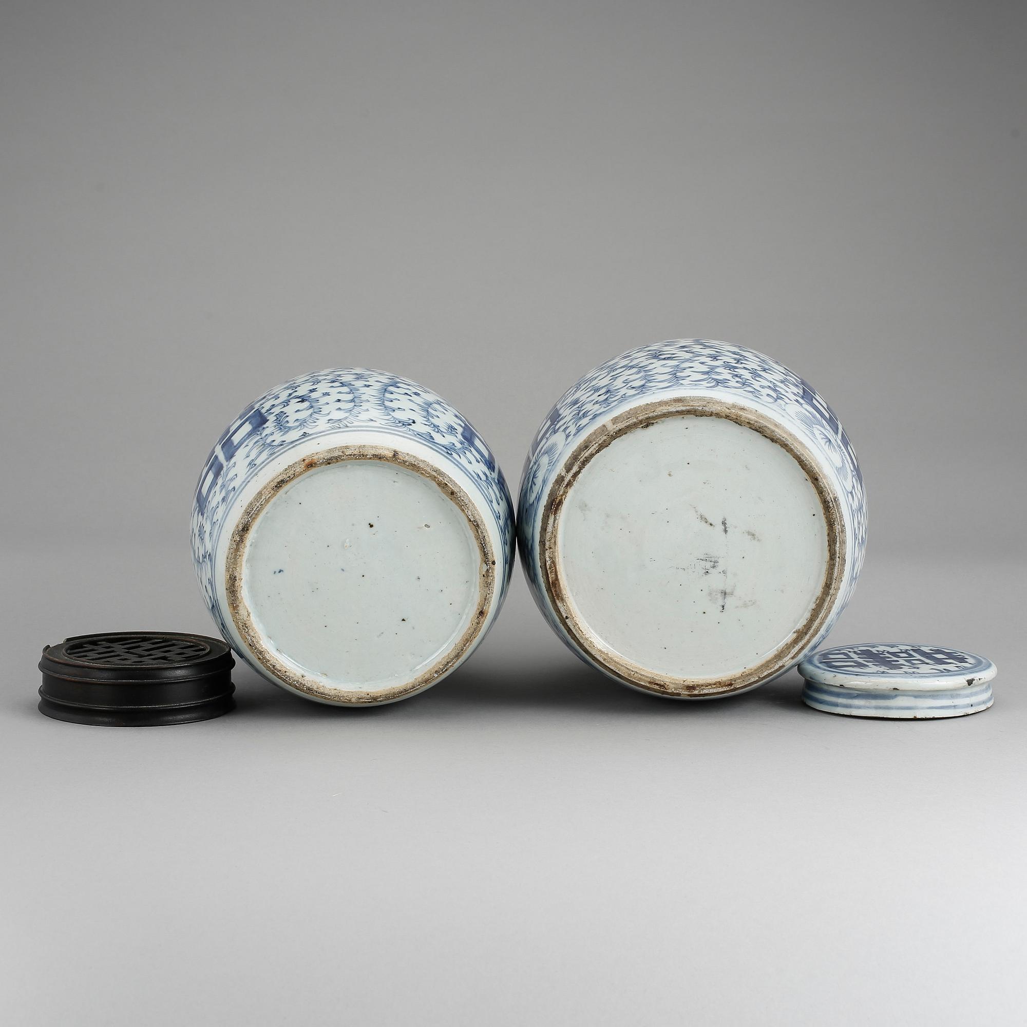 BOJANER MED LOCK, 2 stycken, porslin, Kina, 1800-tal.