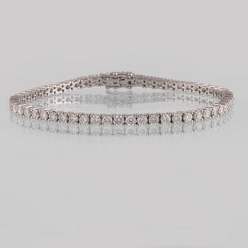 ARMBAND, 18K vitguld med briljantslipade diamanter ca 5,89 ct. Vikt 12,2 gram.