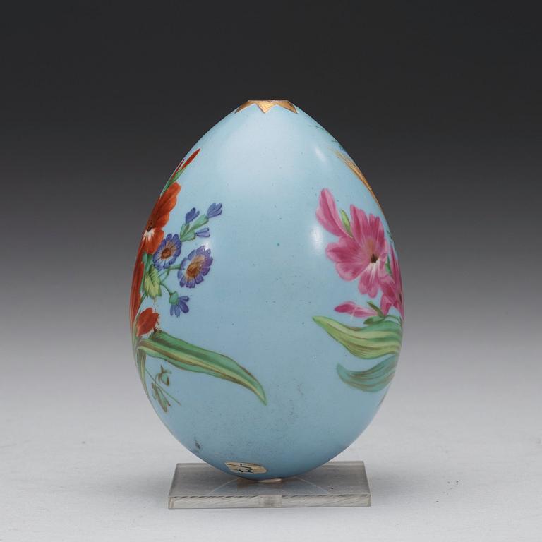 A Russian porcelain egg, 19th Century.