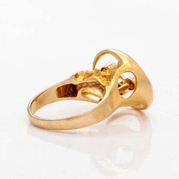 Björn Weckström, An 18K gold ring, with octagon-cut diamonds totalling ca 0.06 ct according to engraving, Lapponia 1975.