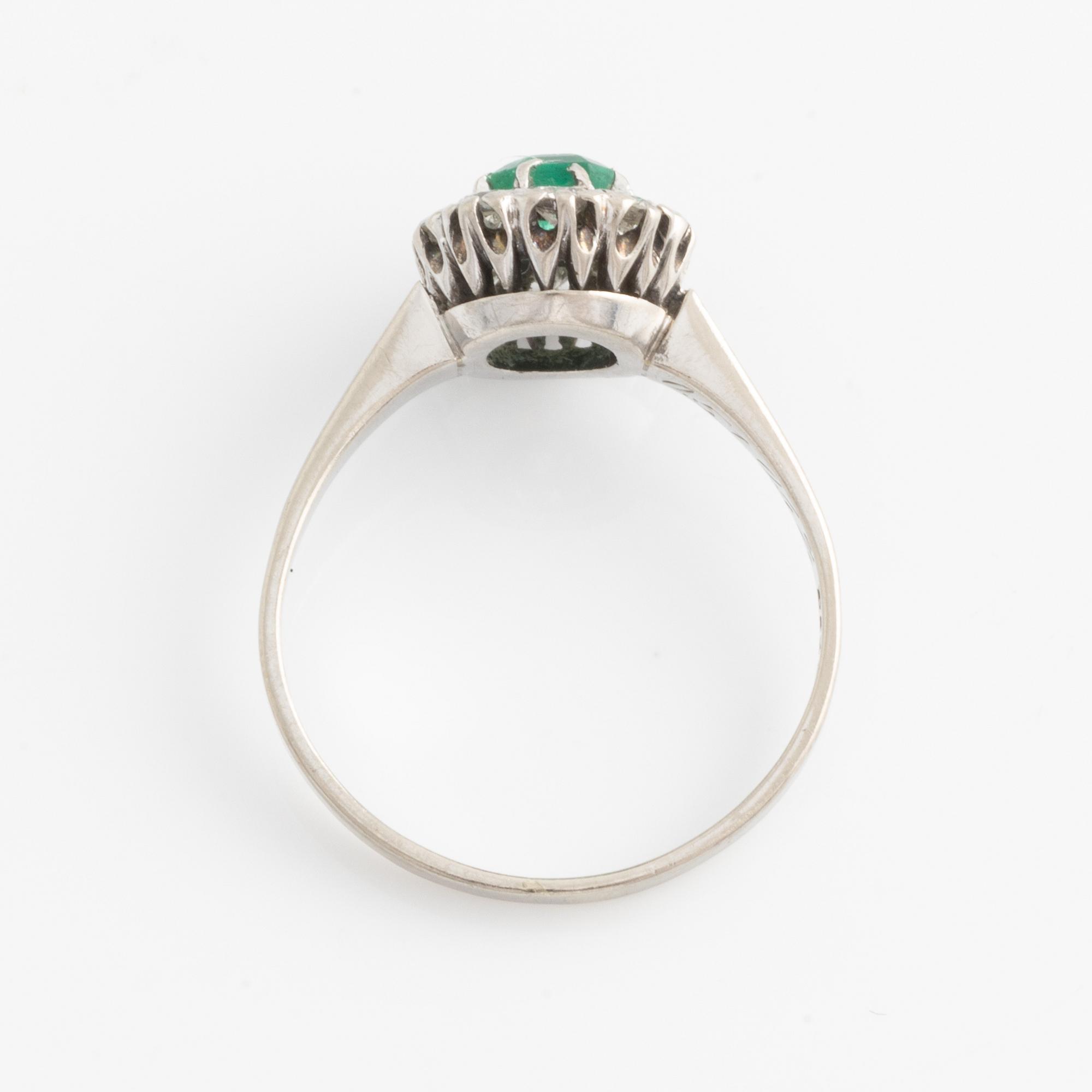 Ring, vitguld med smaragd och briljantslipade diamanter.