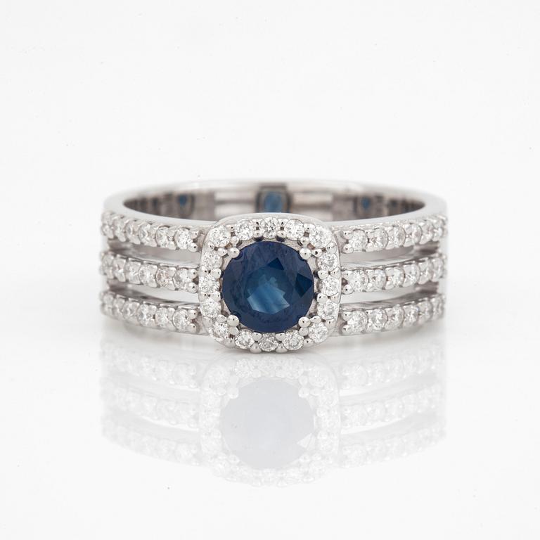 RING, 18K vitguld med safir ca 0.57 ct och briljantslipade diamanter totalt ca 0.34 ct. Total vikt ca 6,2 g.