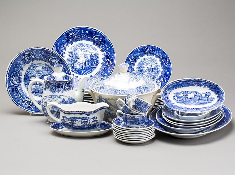 A "Blått landskap" Arabia eartheware dinner service.
