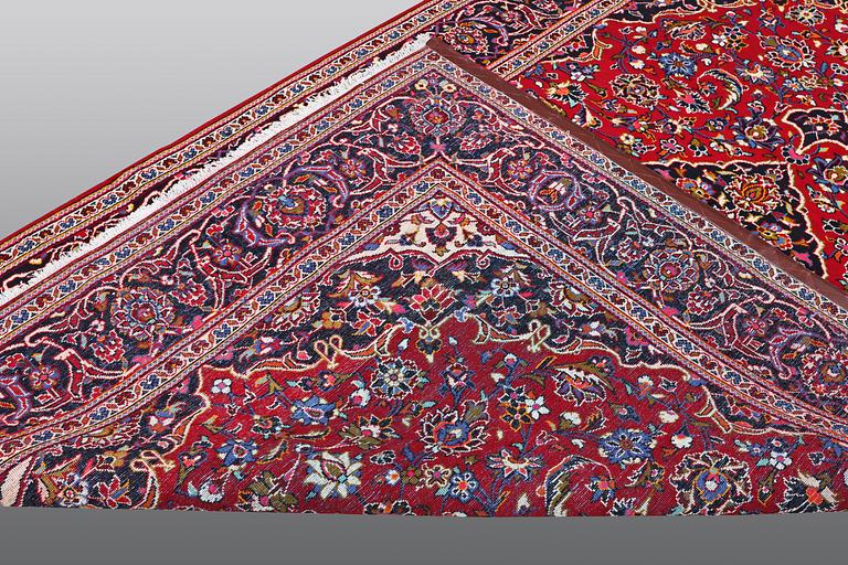 A CARPET, Kashan, ca 318 x 200 cm.