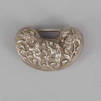 ASK samt LYCKOHÄNGE, silver, omkring år 1900. Total vikt ca 51 g.