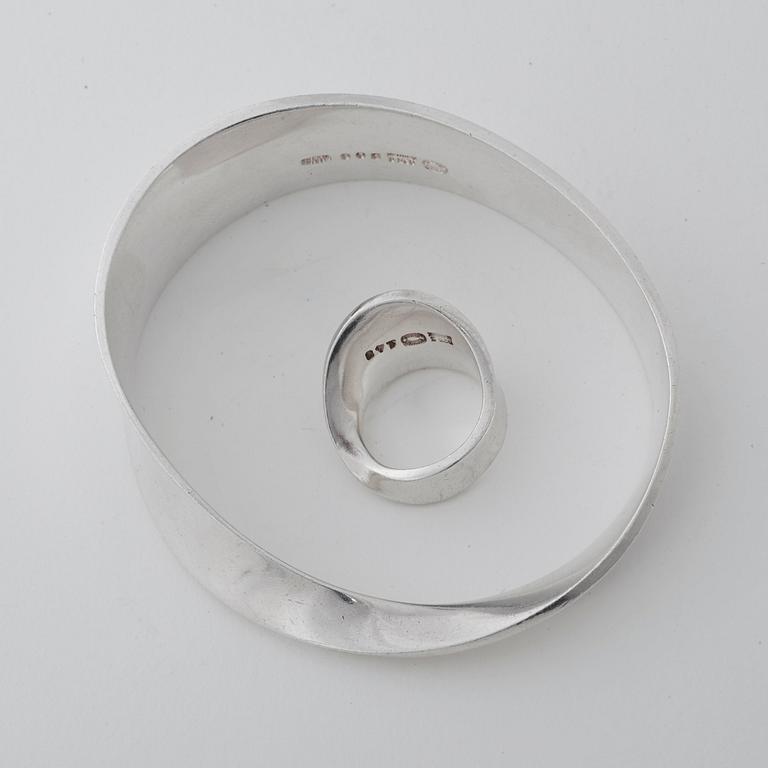 A Vivianna Torun Bülow Hübe sterling bangle and ring, Georg Jensen, Copenhagen 1945-77.