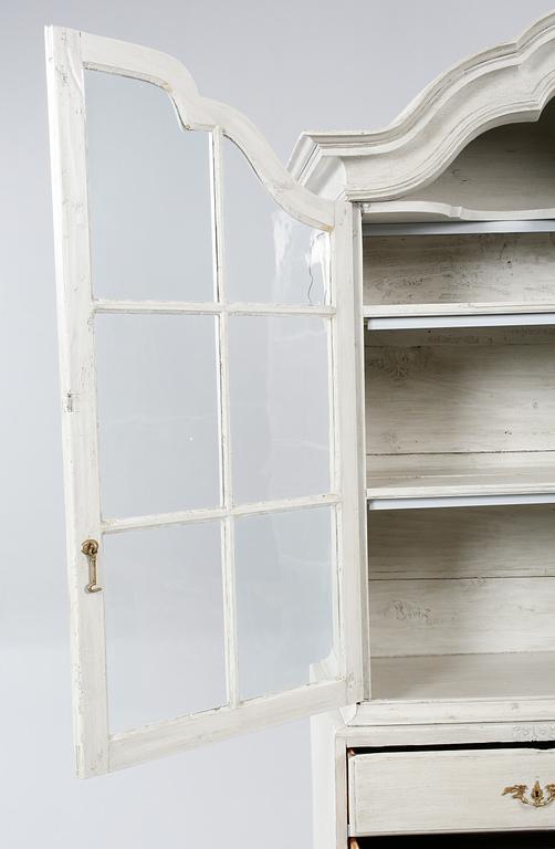 VITRINSKÅP, delvis rokoko, 1700-tal.